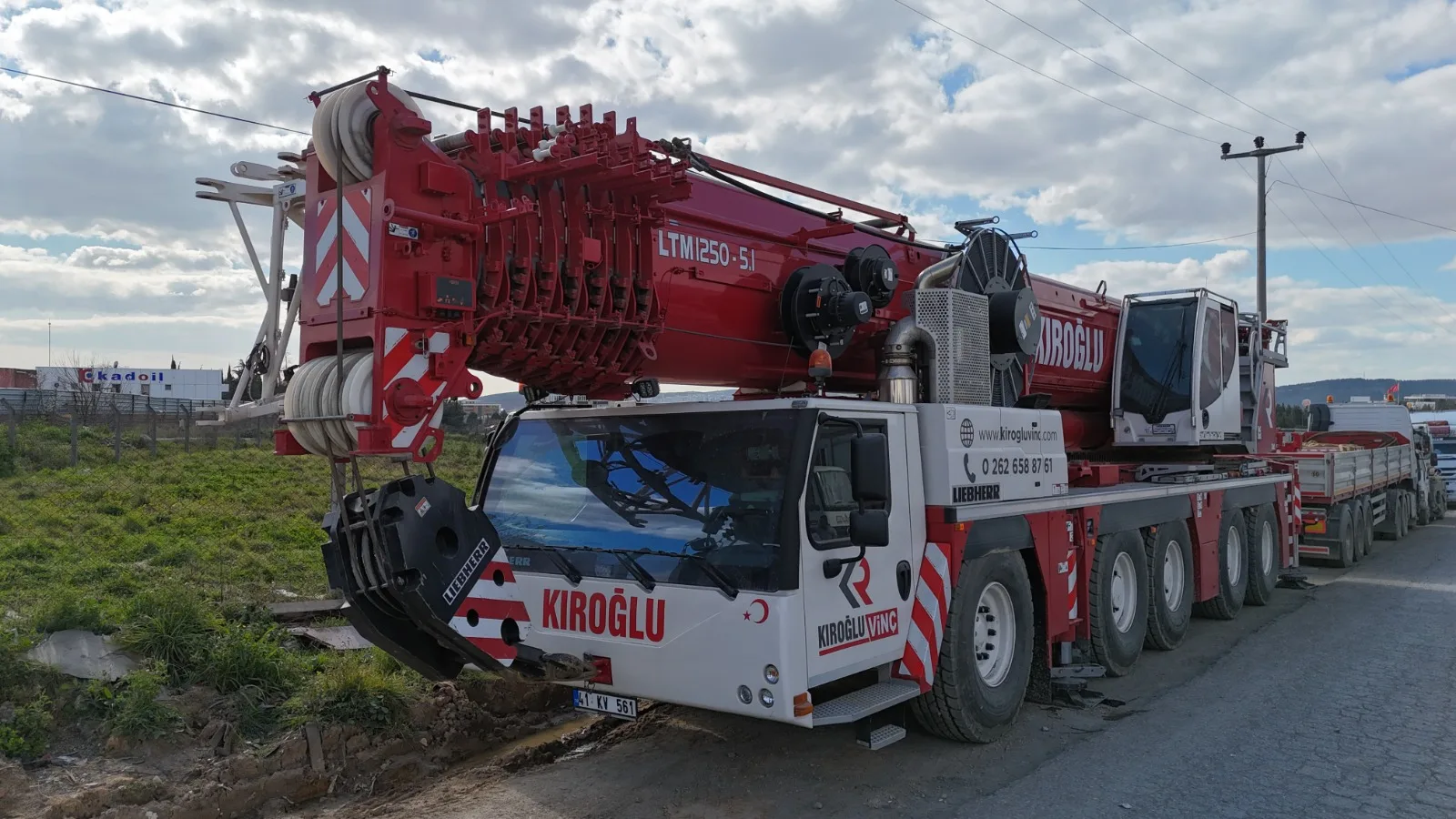 Kıroğlu Vinç logolu teleskopik mobil vinç